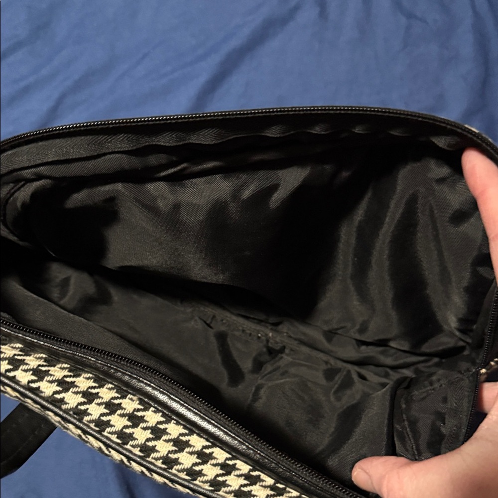 Chic Houndstooth Tote with Black Details - Picture 2 of 4